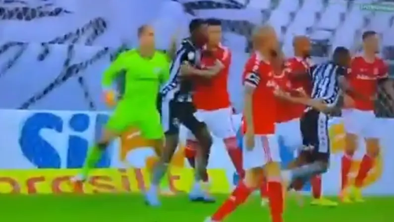 Rodrigo Lindoso agarrou Marcelo Benevenuto na área em Botafogo x Internacional