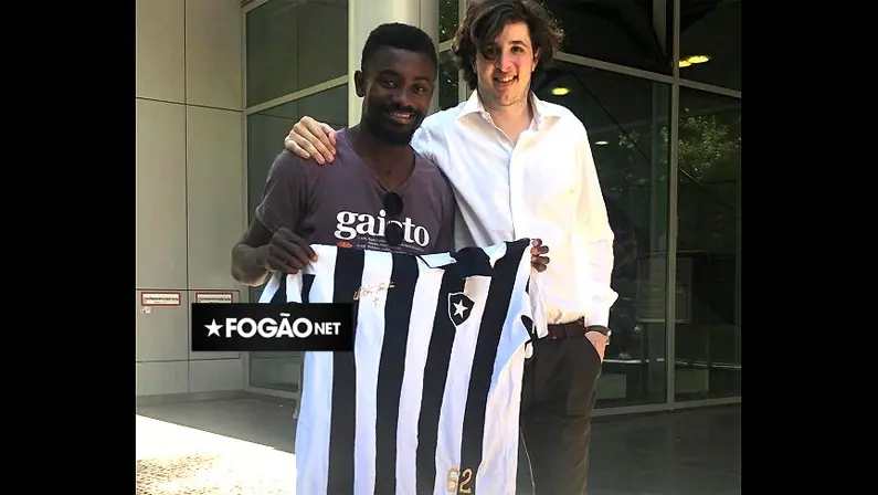 Salomon Kalou e Paul Annick com a camisa do Botafogo retrô de Nilton Santos em Berlim