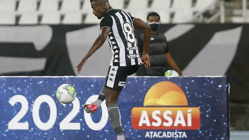 Kalou comemora estreia pelo Botafogo e diz que espera evolução