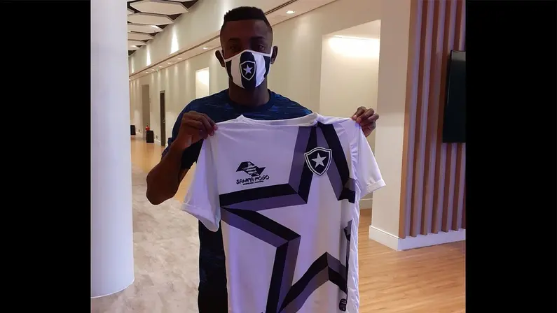 Kalou recebe presentes da SampaFogo