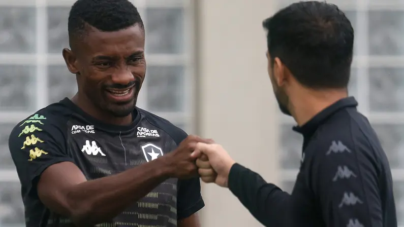 Com lesão superada, Kalou busca ‘renascer’ e recuperar status no Botafogo