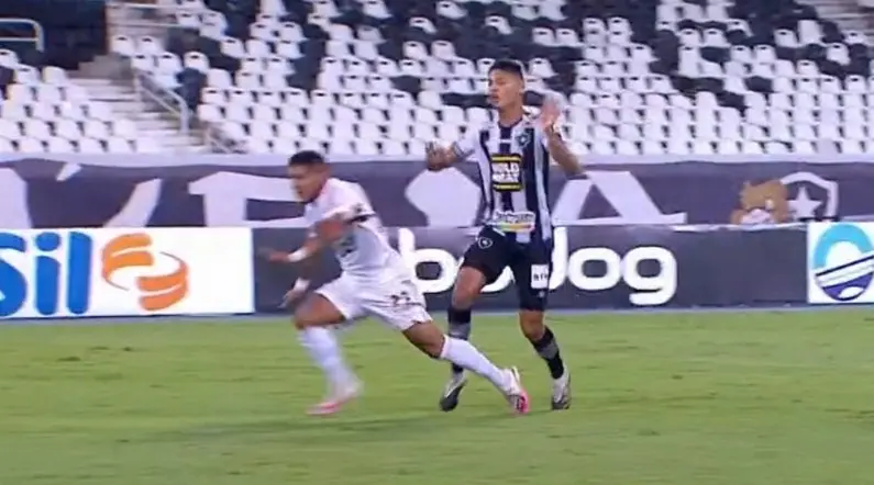 Pênalti de Sousa em Botafogo x São Paulo?