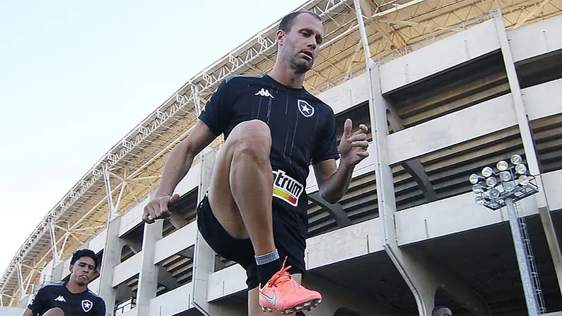 Joel Carli no treino do Botafogo em abril de 2021 no Estádio Nilton Santos