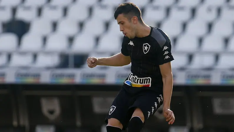 Recuperado de concussão, Matheus Frizzo retorna aos treinos do Botafogo com o grupo