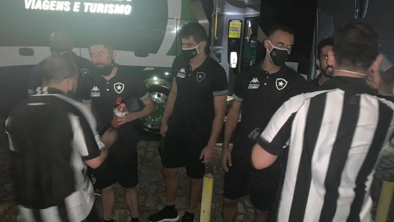Torcida do Botafogo em Natal pede apuração da diretoria por supostos gestos obscenos de Felipe Ferreira