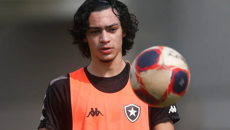Diretor da base do Botafogo fala de proposta recusada por Matheus Nascimento: ‘Tendência é que apareçam mais’