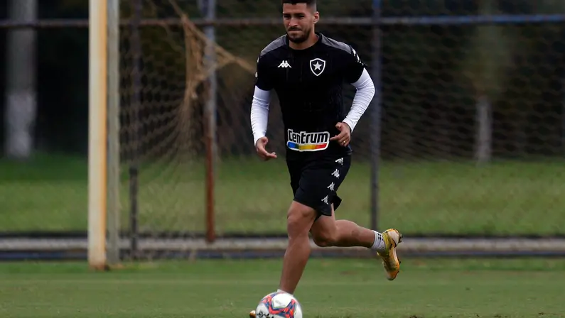Marcinho, Cesinha e Kayque não viajam com a delegação do Botafogo para Brusque