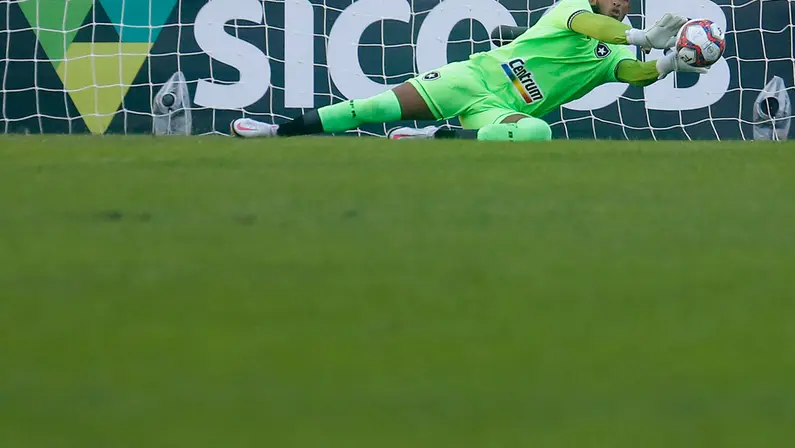 Diego Loureiro emagrece nove quilos e ganha espaço no Botafogo