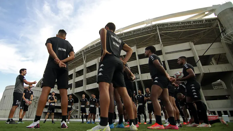 Botafogo aguarda resposta de um treinador, tem outro como plano B e vive expectativa de anunciar