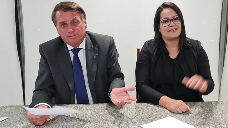 Jair Bolsonaro diz ser torcedor do Botafogo em live