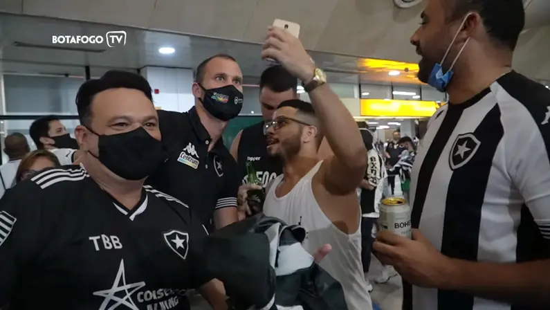 Joel Carli no desembarque do Botafogo para o jogo contra o Remo no Aeroporto Internacional de Belém | Série B do Campeonato Brasileiro 2021