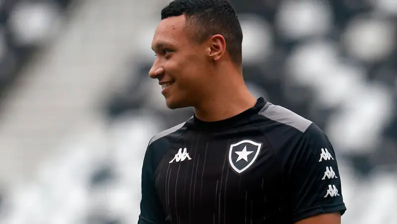 Botafogo negocia renovação de zagueiro Ewerton Porto, que tem contrato até novembro