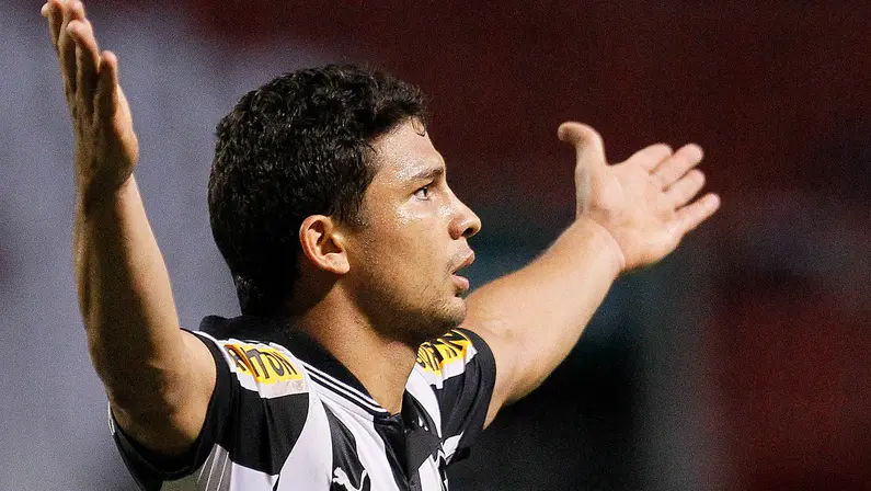 Ex-Botafogo, Elkeson anuncia aposentadoria do futebol: ‘Não é um adeus ao esporte que tanto amo, mas uma transição para uma nova fase’