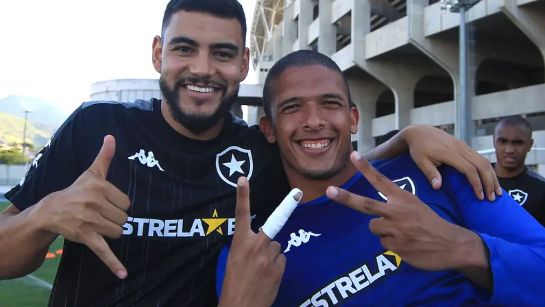 Barreto celebra permanência no Botafogo: ‘Escrevi uma história legal e fico feliz em dar continuidade’