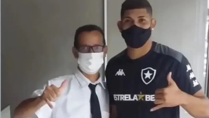 Erison veste camisa do Botafogo e inicia avaliações para virar reforço