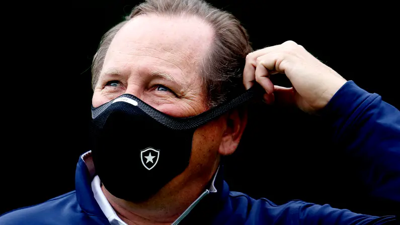 JOHN TEXTOR ANUNCIA CANCELAMENTO DE CONTRATOS DE PATROCÍNIO E MATERIAL ESPORTIVO NO BOTAFOGO