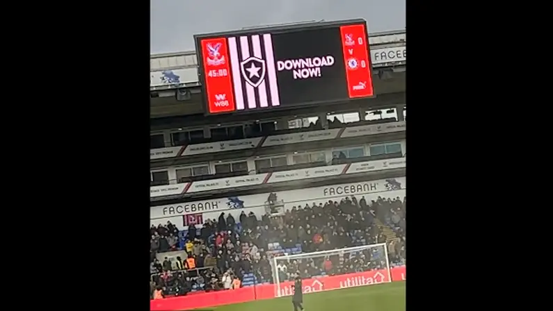 Escudo do Botafogo no telão do Selhurst Park em Crystal Palace x Chelsea | Premier League 2021/22