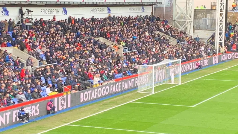 Placa de publicidade com escudo do Botafogo em Crystal Palace x Chelsea | Premier League 2021/22