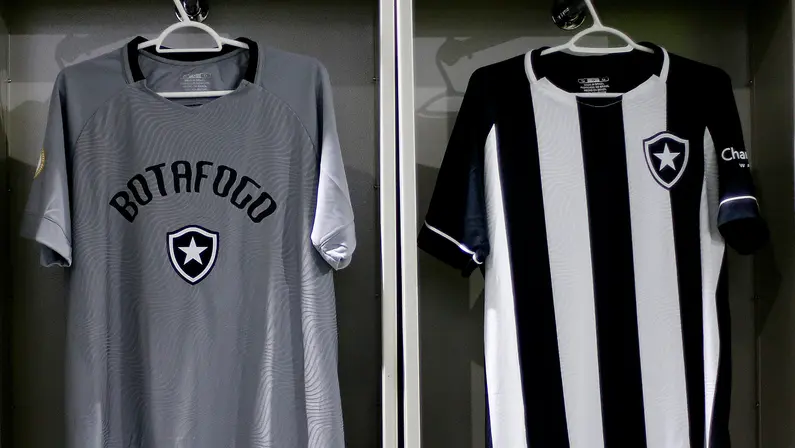 FOTOS: Botafogo estreia novo uniforme provisório contra o Corinthians, com apenas um patrocinador estampado