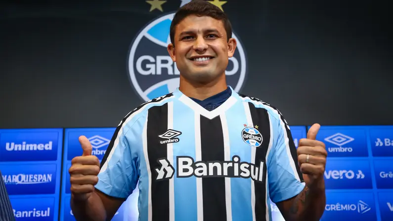 Elkeson se apresenta ao Grêmio e revela ter recusado propostas de rivais do Botafogo ‘por respeito’ ao Glorioso