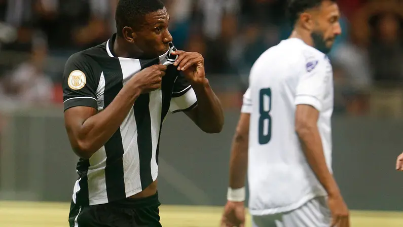 Botafogo resolve últimos detalhes e sacramenta renovação de Kanu até 2025
