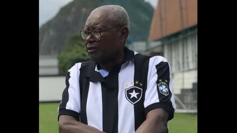 Demitido durante a pandemia, Sebastião Leônidas, de 84 anos, cobra R$ 670 mil do Botafogo na Justiça