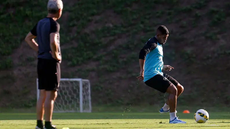 Luís Castro justifica saída de Erison do Botafogo para ‘ganhar minutos’ no Estoril: ‘Não podemos ter elencos de 60 jogadores’