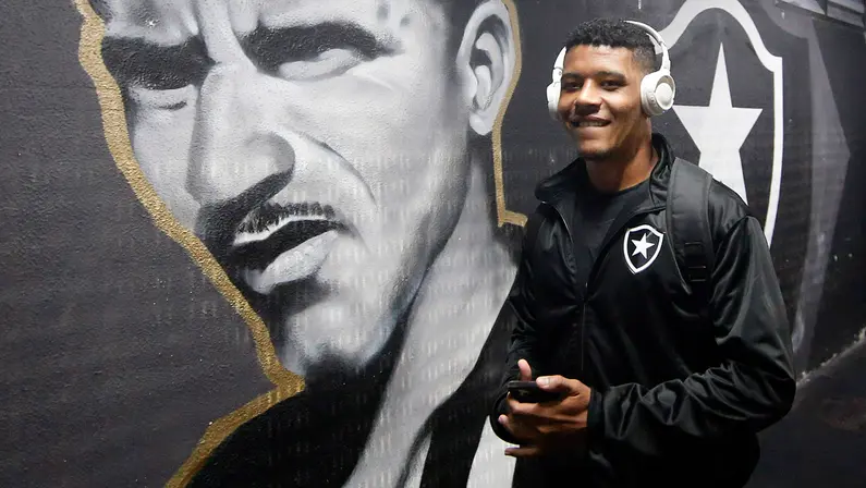 Vinícius Lopes rescinde com o Botafogo e assina com o Santa Clara por quatro temporadas