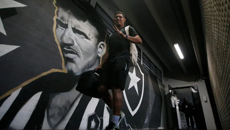 De malas prontas para Portugal, Erison já se despediu dos companheiros de Botafogo