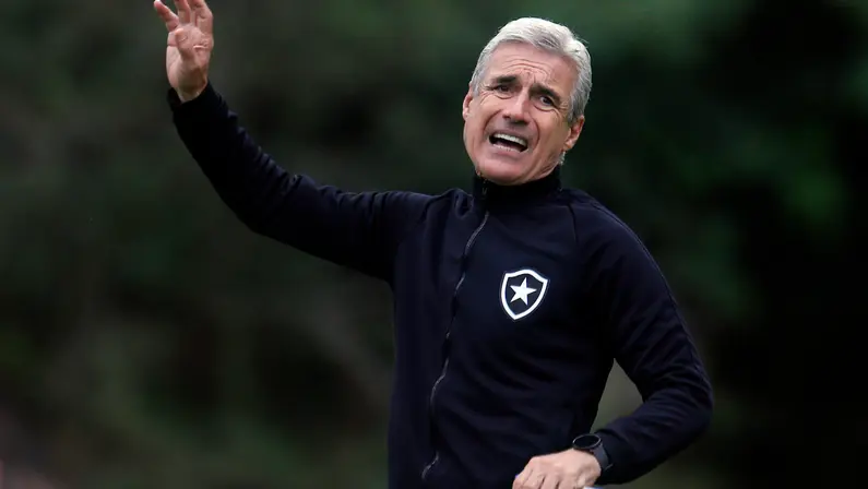 Luís Castro x críticos: ambos devem ceder para o bem do Botafogo