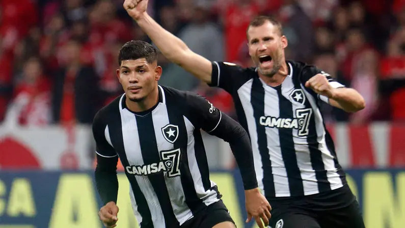 GIGANTE!!! ROUBADO E COM UM A MENOS, BOTAFOGO VENCE O INTER NO BEIRA-RIO COM VIRADA HISTÓRICA