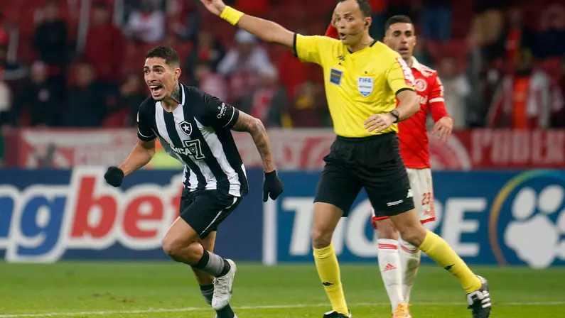 O que o árbitro não vai conseguir explicar na vitória do Botafogo sobre o Inter