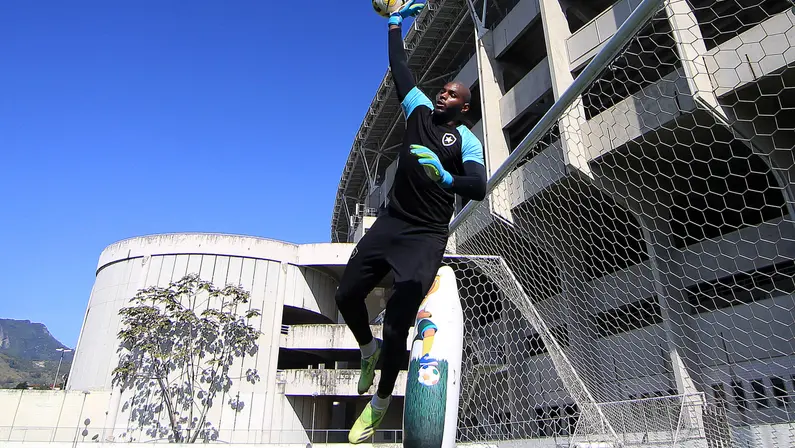 Botafogo renova com goleiro Leandro Matheus e lateral-esquerdo DG para o Carioca
