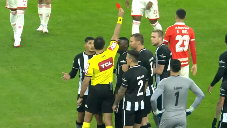 Árbitro Savio Pereira Sampaio em Internacional x Botafogo | Campeonato Brasileiro 2022