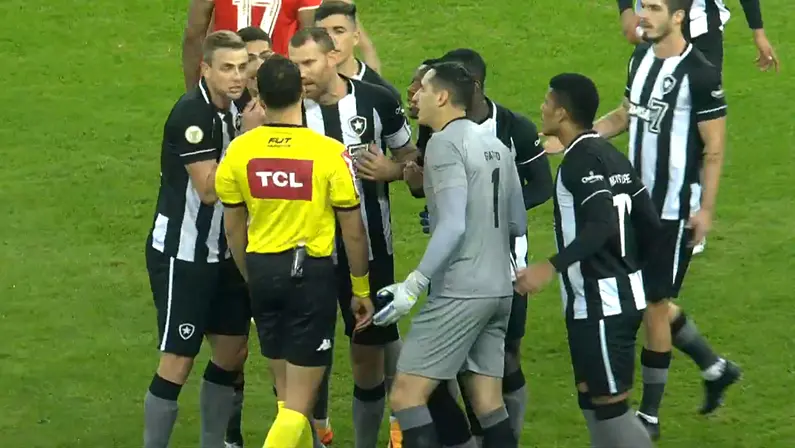 Árbitro Savio Pereira Sampaio em Internacional x Botafogo | Campeonato Brasileiro 2022