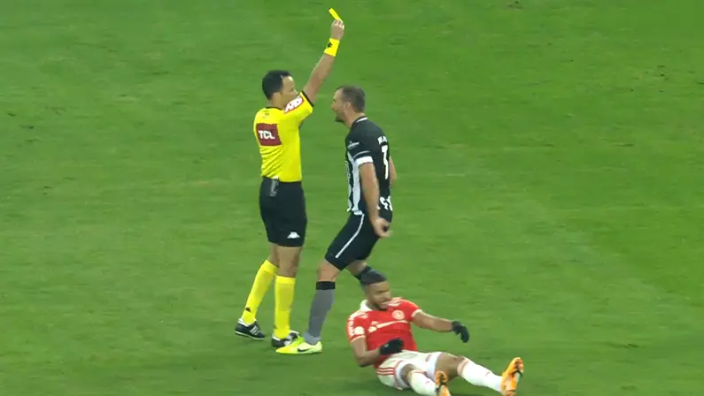 Joel Carli em Internacional x Botafogo | Campeonato Brasileiro 2022