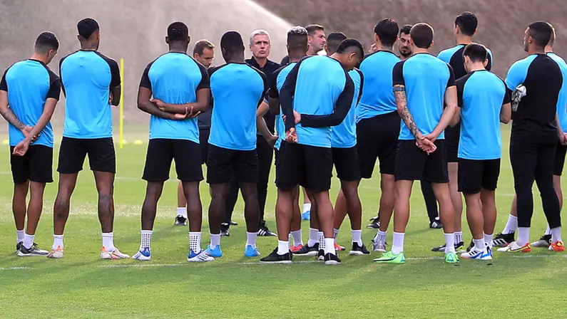 Luís Castro no treino do Botafogo em junho de 2022