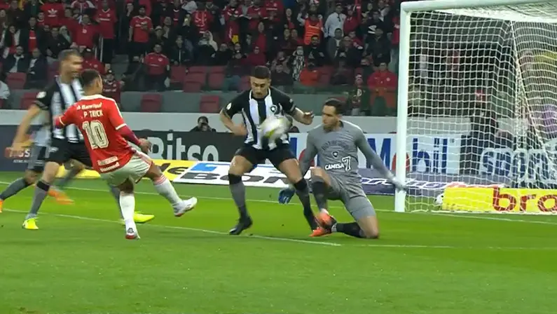 Absurdo! Botafogo é assaltado com pênalti contra inexistente e dupla expulsão no início contra o Internacional; veja