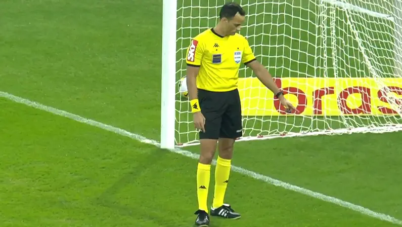 Árbitro Savio Pereira Sampaio em Internacional x Botafogo | Campeonato Brasileiro 2022