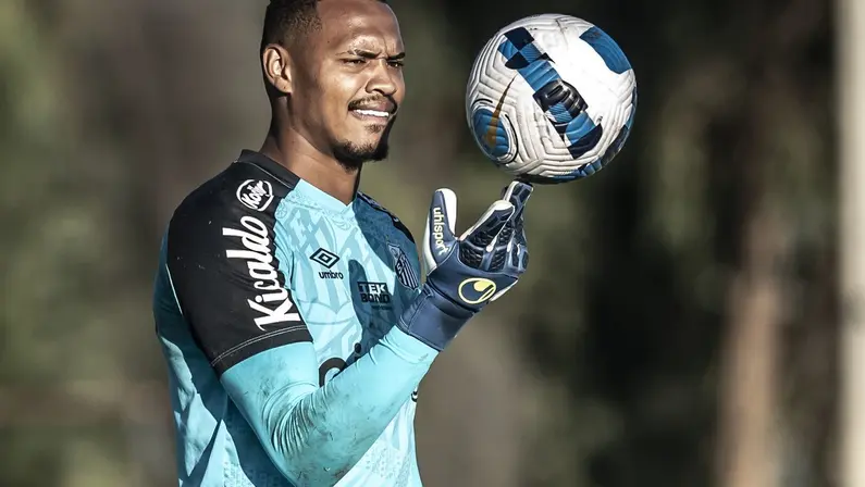 John, goleiro do Santos, em abril de 2022