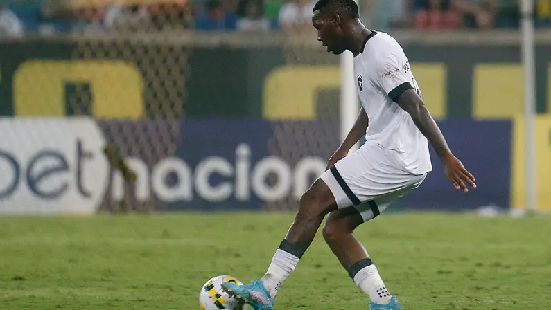 Fotógrafo relata emoção de criança ao ganhar camisa de Patrick de Paula, do Botafogo