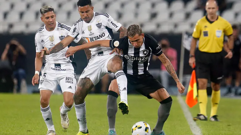Alterações de Botafogo x Galo explicam um pouco do jogo