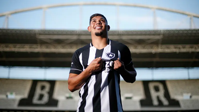 Textor é sócio de donos do Estoril no Crystal Palace, e relação facilita conversas com Botafogo por Erison, diz site