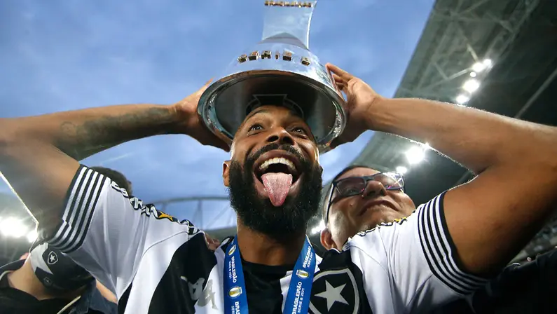 Chay, do Botafogo, com troféu da Série B do Campeonato Brasileiro de 2021