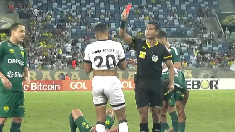 Expulsão de Daniel Borges em Cuiabá x Botafogo | Campeonato Brasileiro 2022