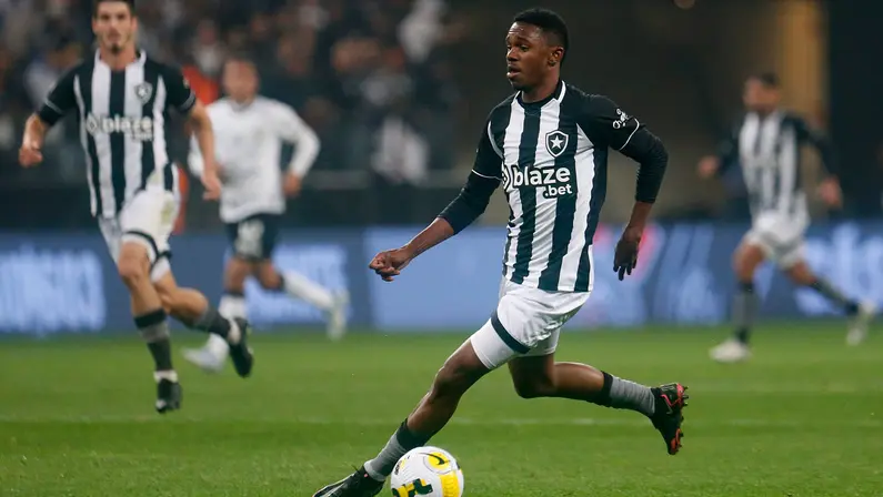 Comentarista vê valor do empréstimo de Jeffinho como ‘astronômico’: ‘Com essas cifras, Textor tem obrigação de reforçar muito bem esse Botafogo’