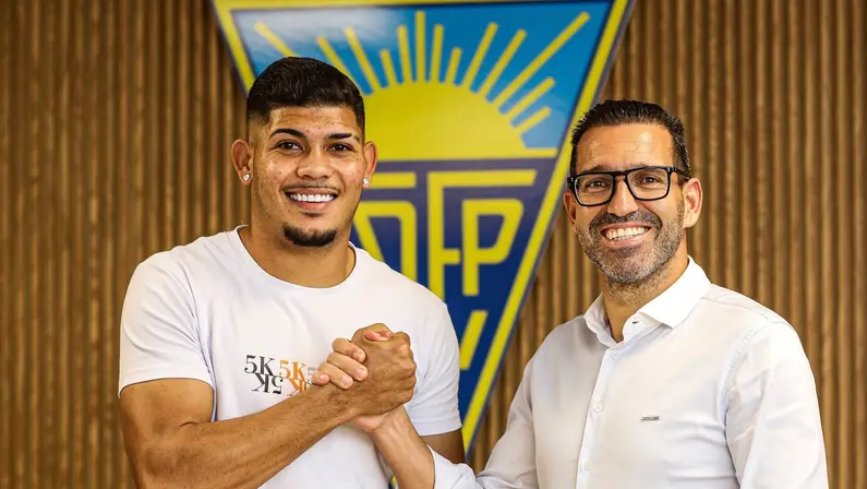 Emprestado pelo Botafogo, Erison revela felicidade na apresentação ao Estoril: ‘Sempre foi um sonho jogar na Europa’