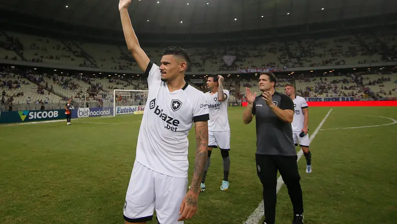 Comentarista vê ‘sinais tardios’ de evolução no Botafogo e elogia Tiquinho Soares: ‘Vai ocupar espaço de Erison com mais qualidade’