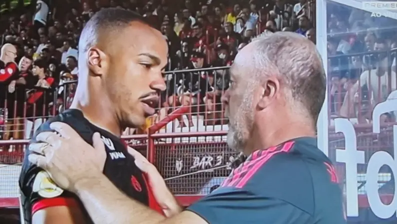 Reforço do Botafogo para 2023, Marlon Freitas, do Atlético-GO, conversa com Mano Menezes, do Internacional