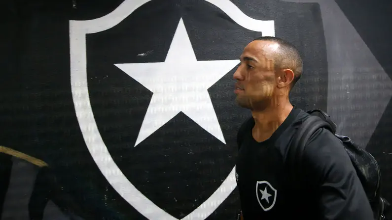 Ex-Lyon, Marçal elogia gestão de John Textor no Botafogo a jornal francês: ‘A partir de agora, ideia é brigar com Flamengo e Palmeiras’